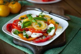 tomato basil mozzarella salad