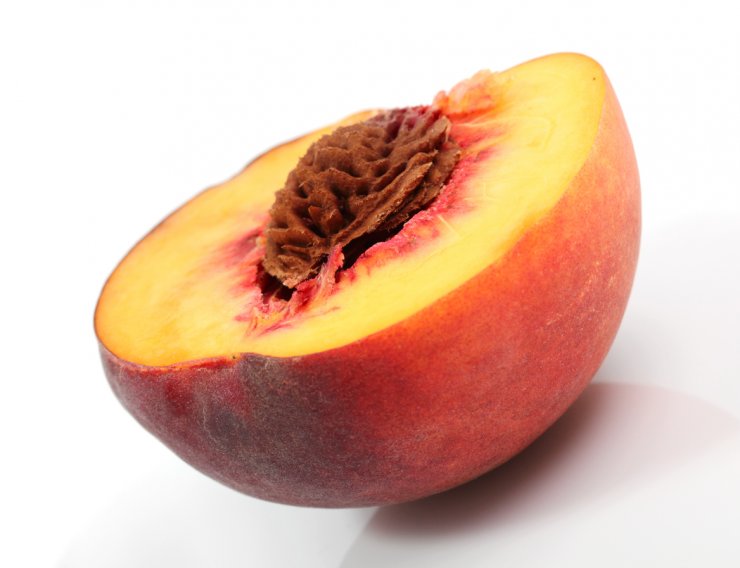 Clingstone peaches look like all other peaches from the outside, but they stubbornly hold onto their pit when cut!]