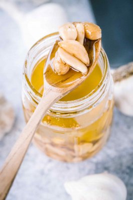 Preserve Garlic in Oil on Spoon