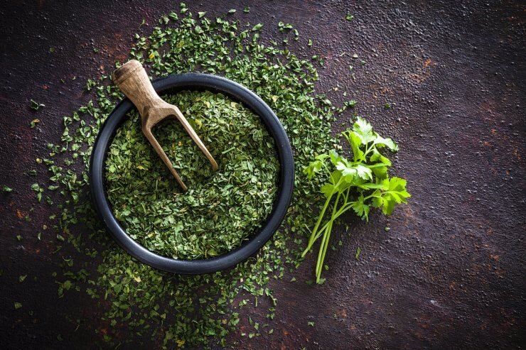 Parsley dried at home