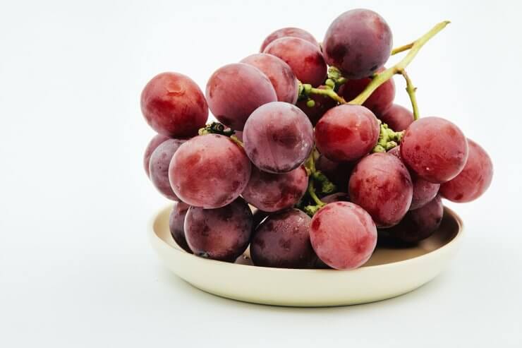 Healthy, delicious red grapes.