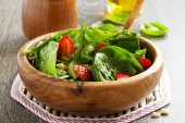 Strawberry spinach salad