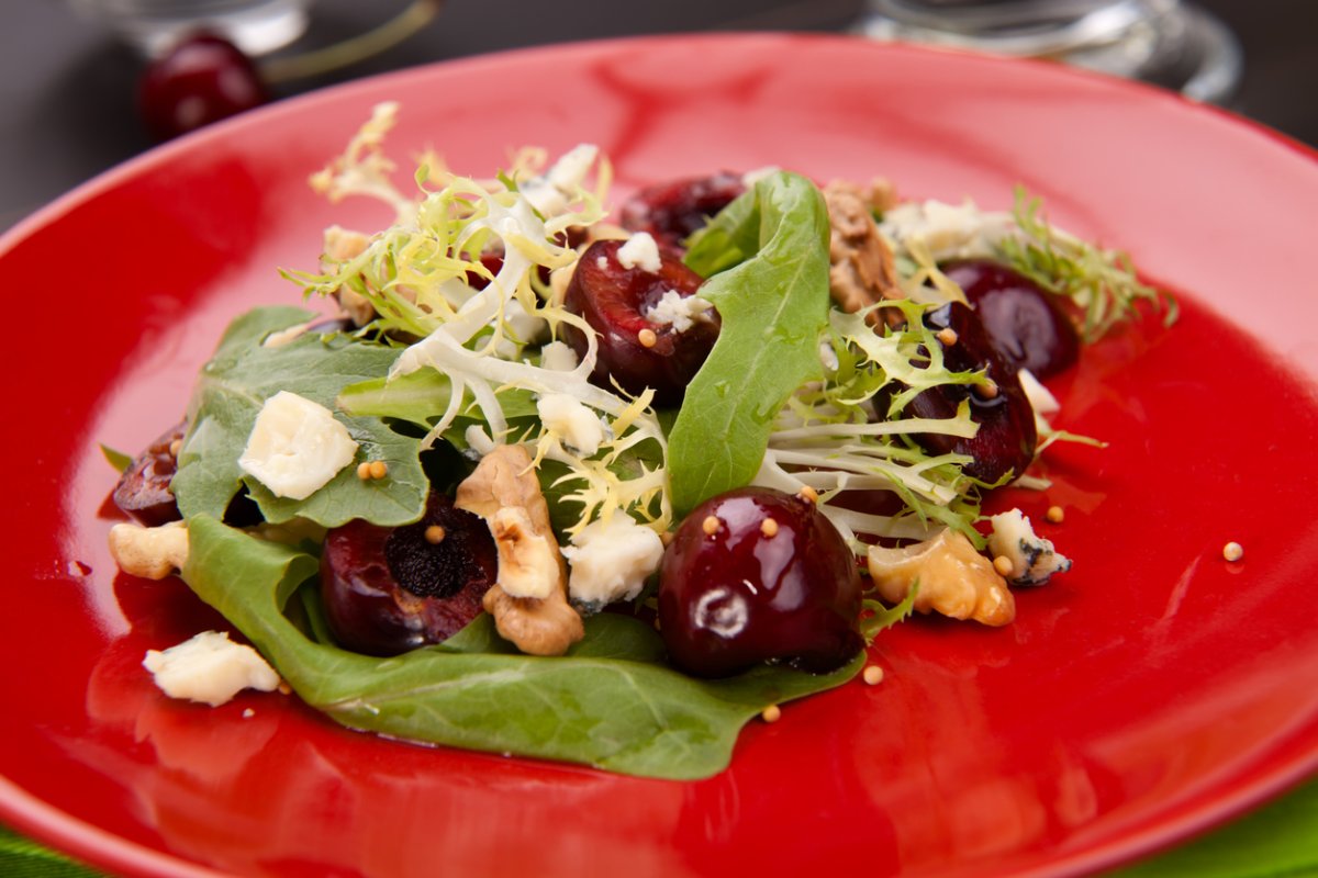 Cherry, quinoa, and arugula salad with vinaigrette