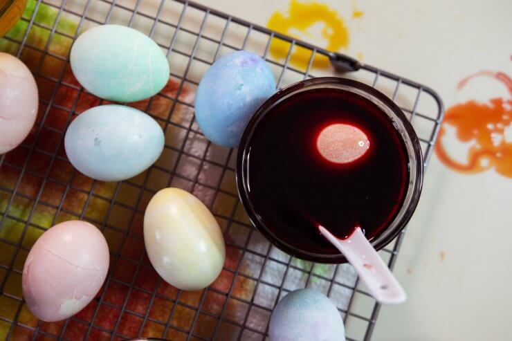 Eggs in vegetable dye