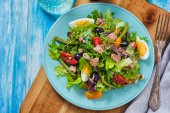 Salade niçoise with haricot verts