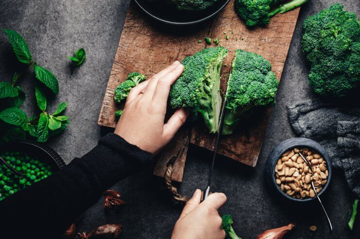 Cutting fresh broccoli