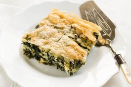 Easy Spinach Pie: Layers of Cheesy, Flaky Goodness!