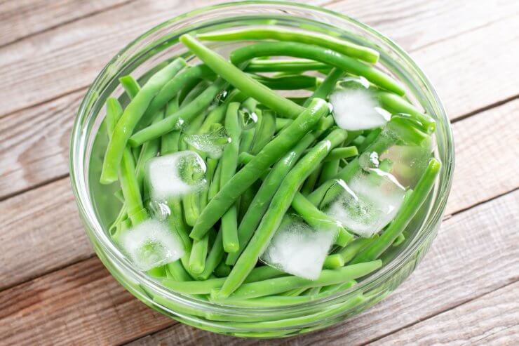 Green beans in ice water 