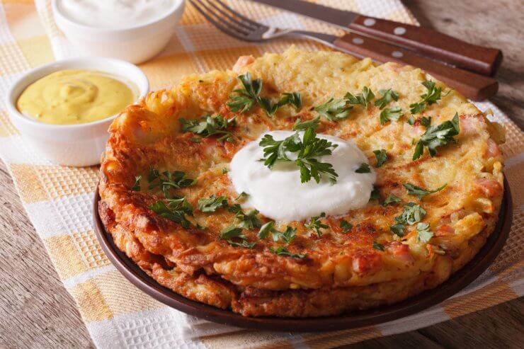 Rosti with sauce and parsley 